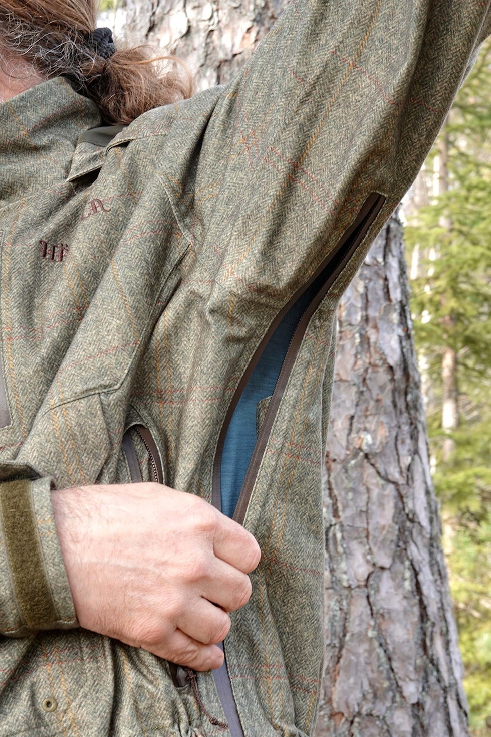 Lufting på Härkila Stornoway Active jaktdress jakke
