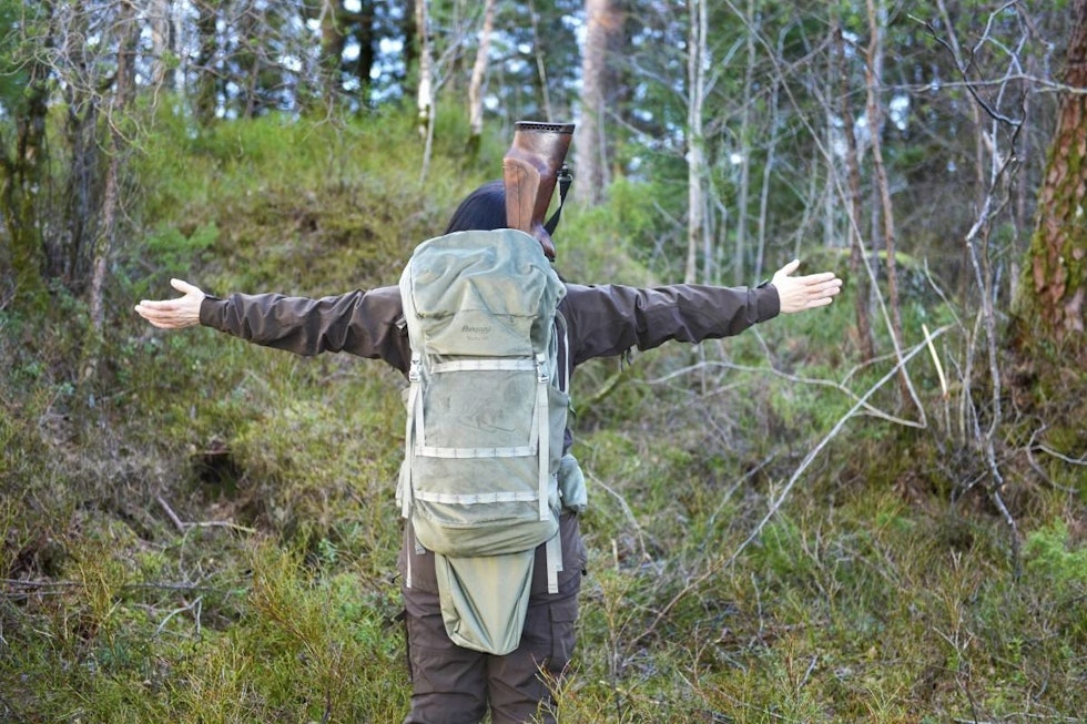 En våpensekk gjør det mer behagelig å bære rifla lenge. Du kommer likevel raskt til skudd da de beste sekkene har gode mekanismer for å låse ut børsa. våpensekk, jegersekk, riflesekk