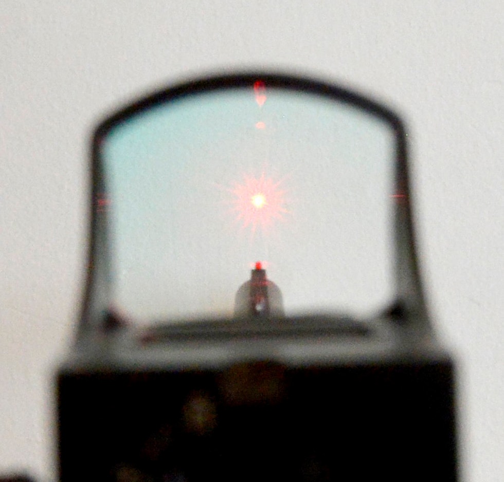 SKRIBENTENS FAVORITT: Leica Tempus 3,5 moa er blitt siktet jeg har brukt mest. Rammen rundt optikken er svært slank, noe som gir lite forstyrrelser i siktebildet. Hagleskyting-med-støttehjul-rødpunktsikte-4