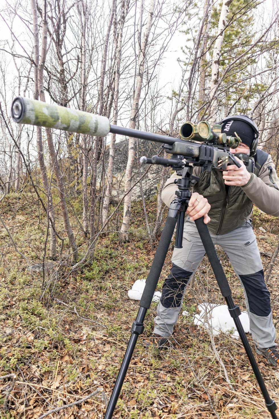 Tripod: Det finnes trebente stativ som gir støtte hvis det trengs høyere skytestilling. Jeger skyter stående med tripod