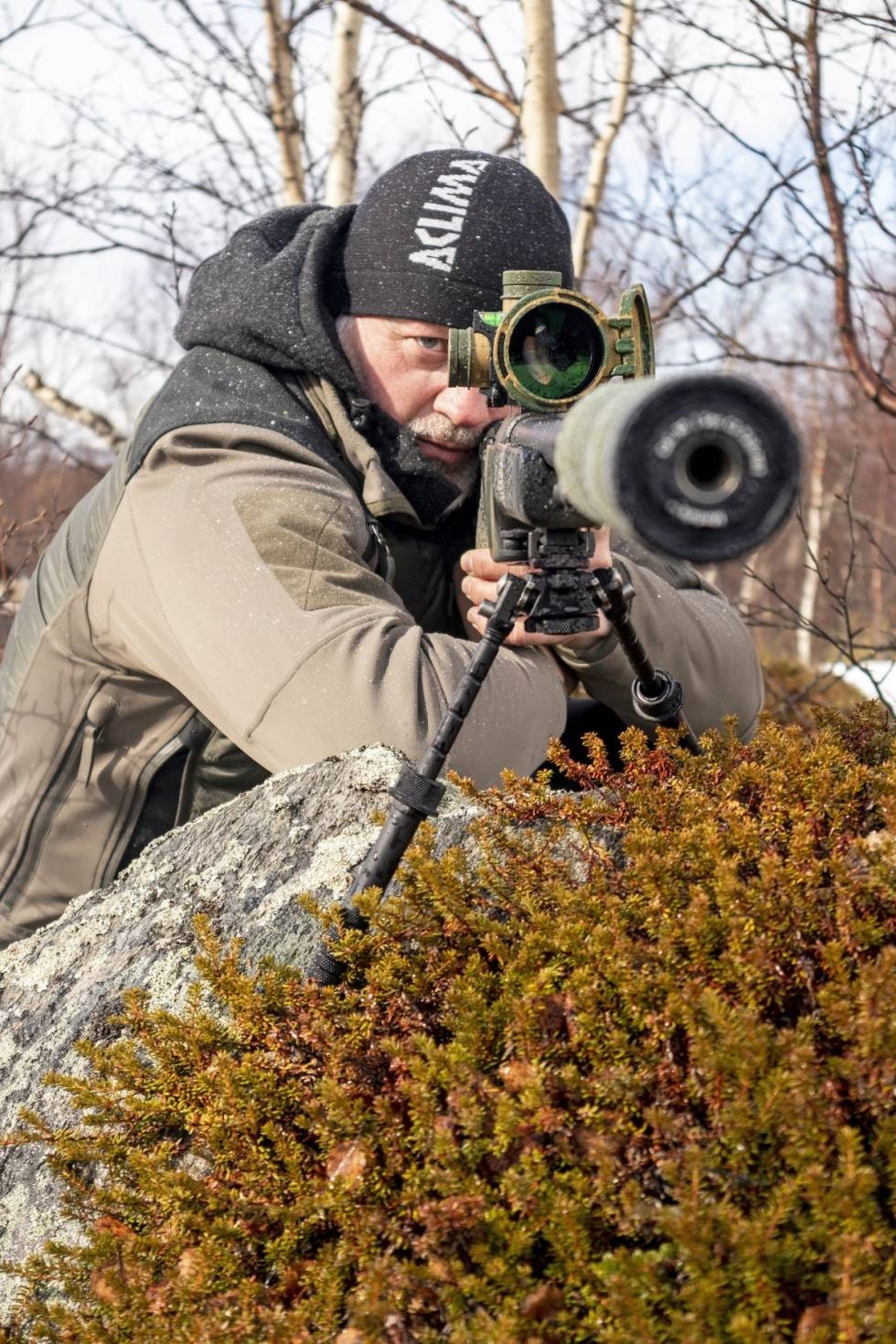 Improviser: For situasjoner der det ikke egner seg å ligge på magen, kan man improvisere med å sette tofoten på høyere anlegg som stubber eller steiner. Skyting med tofot plassert på stein.