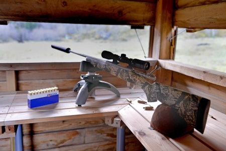 BENK: Skal man skyte presist med lett rifle, er god støtte viktig. Det gjelder også på jakt. lettvektsrifle lett jaktrifle test mountain rifle