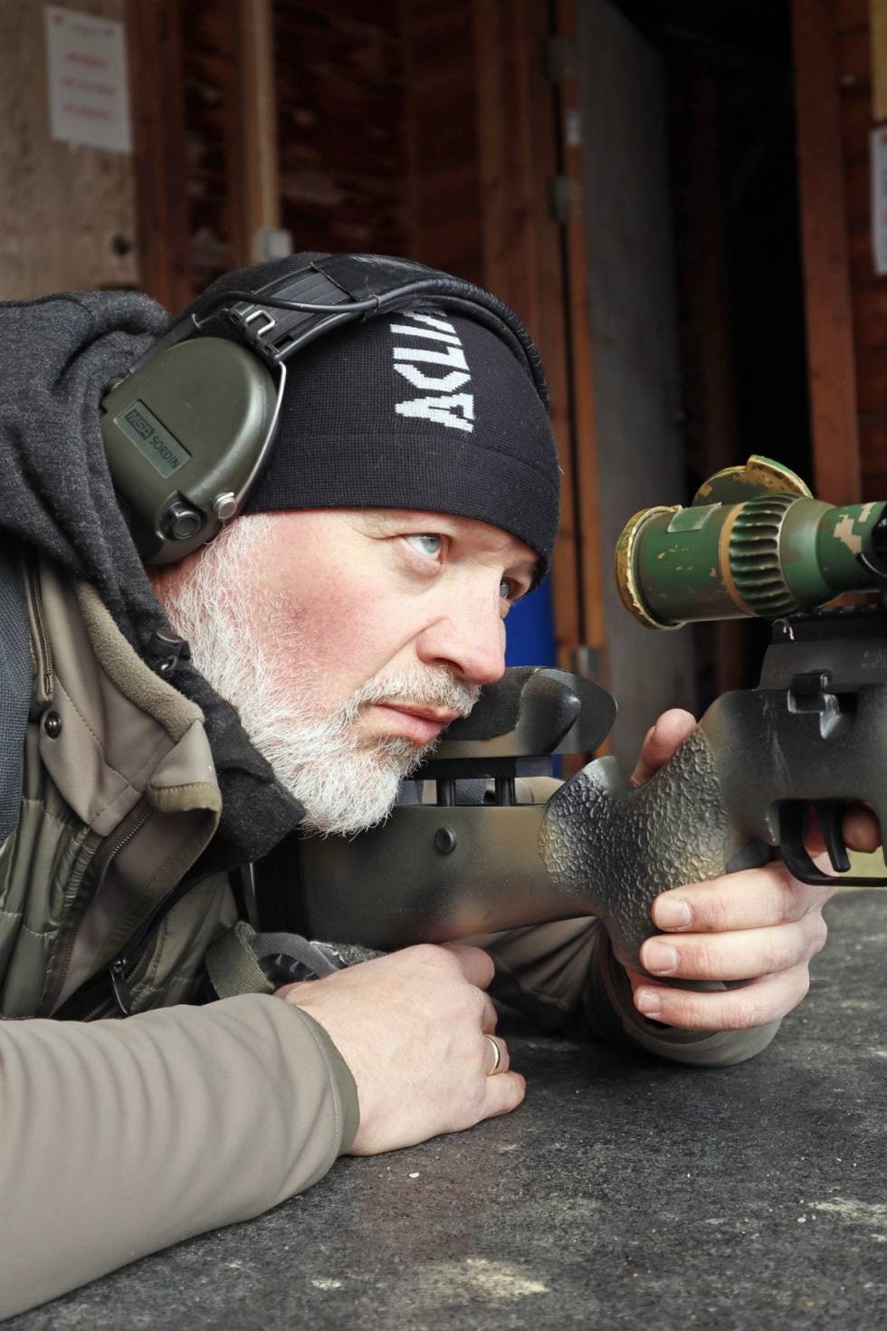 Sterk hånd: Tommelen brukes kun til å avsikre, mens pekefingeren brukes til avtrekk. De resterende fingrene holder et lett grep på pistolgrepet. Riflen står fint på egne ben. Skyting med tofot og plassering av hender.