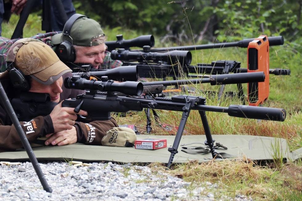 Svak hånd: Vi tilter våpenet opp og ned ved hjelp av hånden under kolben. Det kan med fordel benyttes en pøll eller kanskje en monopod. Jegere med tofot.