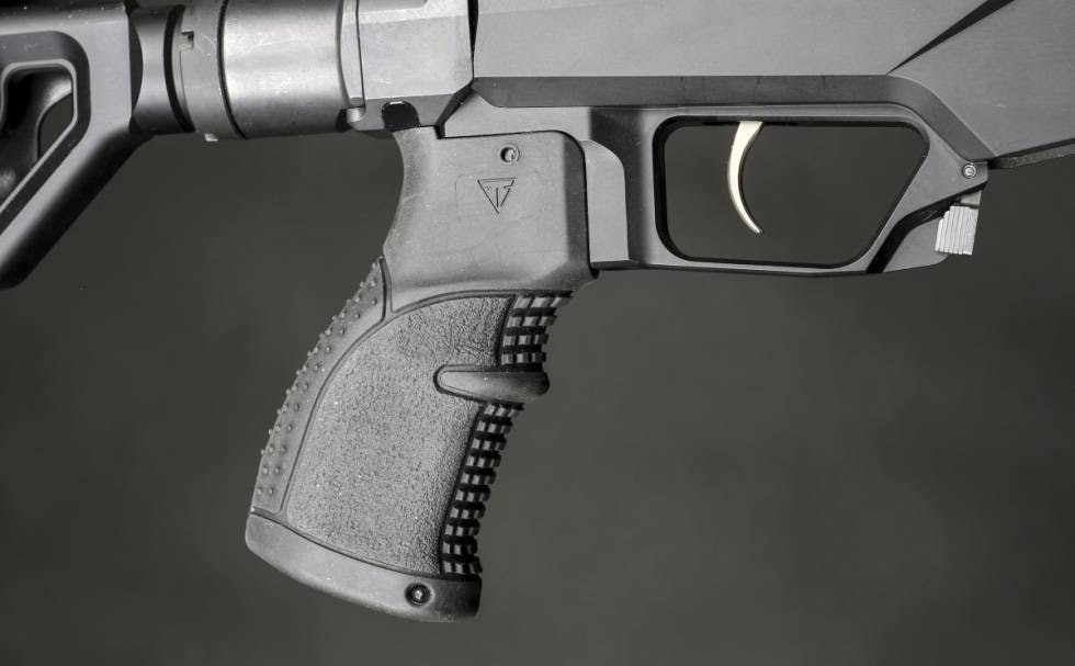 AVTREKK: Avtrekket på T3 TAC A1 er helt nytt og godt. Det har trykkpunkt og avtrekksvekten kan justeres. Pistolgrepet er på nesten 90 grader. Nærbilde av avtrekkeren på T3 TAC A1 rifle fra tikka