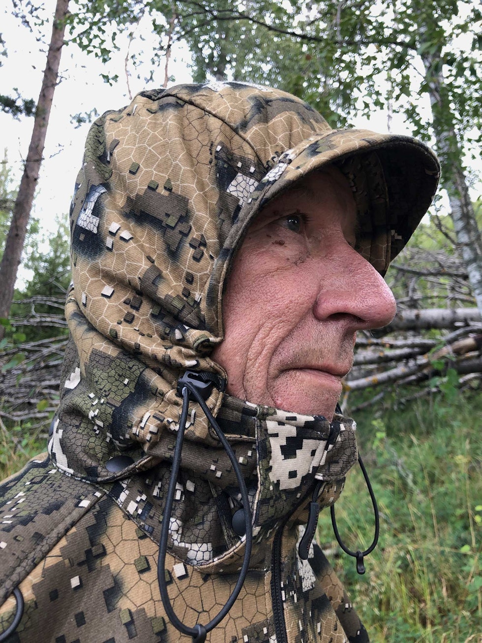 Godt tilpasset: Hetta sitter godt rundt ansiktet og gjør at regnet ikke sildrer inn. Det begrenser også myggens atkomst. Hette på Swedteam jaktdress