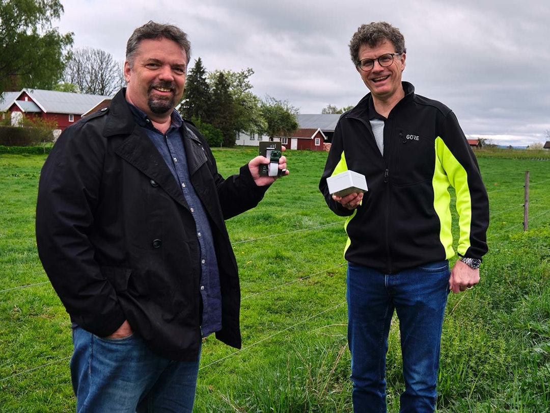 Prototype: Administrerende direktør Frode Stensaa i 7Sense (til venstre) og daglig leder i Mectro Bjørnar Garman Tønnesen viser fram innmaten i prototypen de lager sammen med Link Nordic for å redde flere rådyrkillinger fra førsteslåtten. Nå har prototypen blitt testet med stort hell. Foto: Alexander Schindler Prototype, varmesøkende kamera, rådyrkje