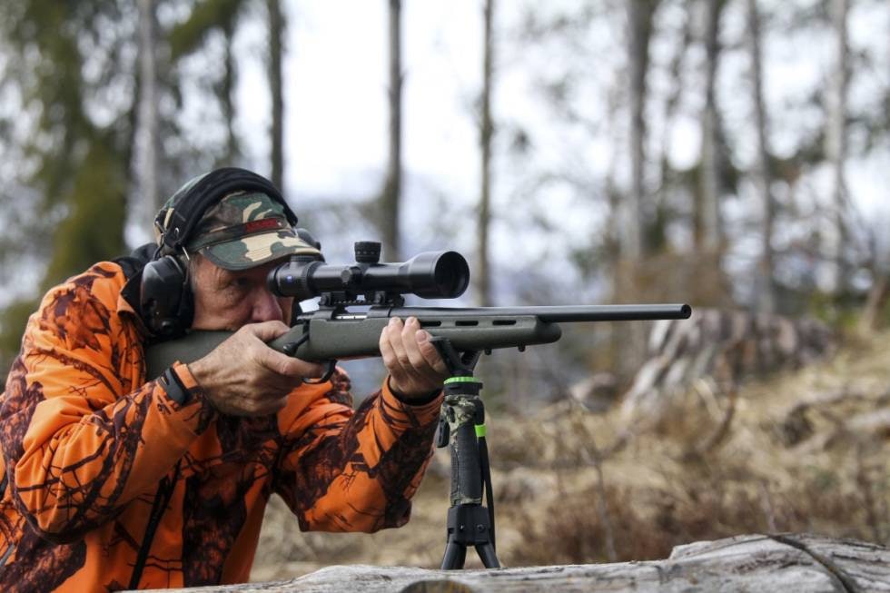 Jeger sikter med rifle Weatherby Vanguard