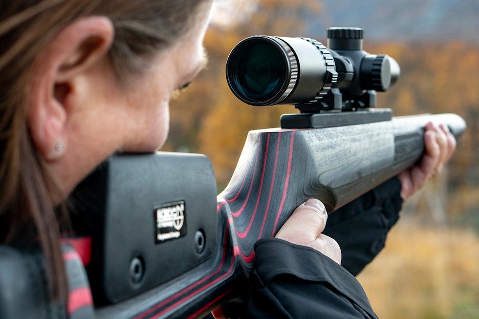 Tilpasning: God kinnkontakt og riktig kolbehøyde er svært viktig på drivjaktsikter. Vi testet derfor med "blanks" fra KKC for å få optimal kolbehøyde. Blaser Infinity 1-7x28 IC, Zeiss V8 Victory 1-8x30, Leica Magnus i 1-6,3x24, Swarovski Z6i 1-6x24 L, Leica Fortis 6 1-6x2i, Leupold 1-6x24 VX-6 HD, Zeiss Conquest V6 1,1-6x24 Mb, Kahles Helia 1-5x24i, Meopta Meostar R2 1-6x24 RD