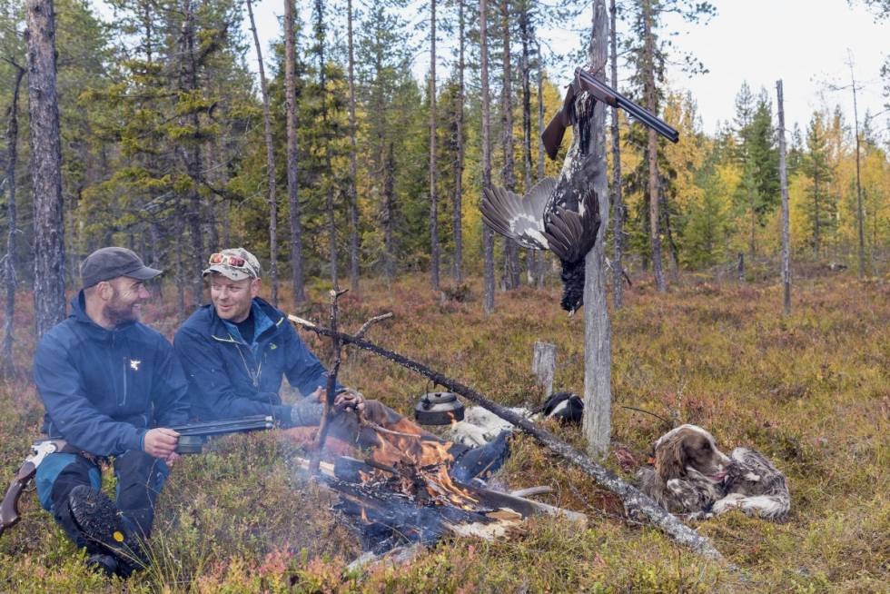 Slike dager: Når svartkjelen suser over tyribålet og fornøyde bikkjer hviler i lyngen, er det godt å være jeger.