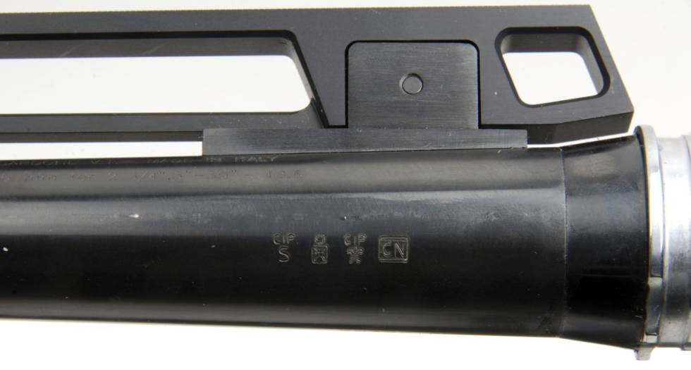 Nærbilde av trykktest-stempling på Beretta A400 Xcel Multi Target