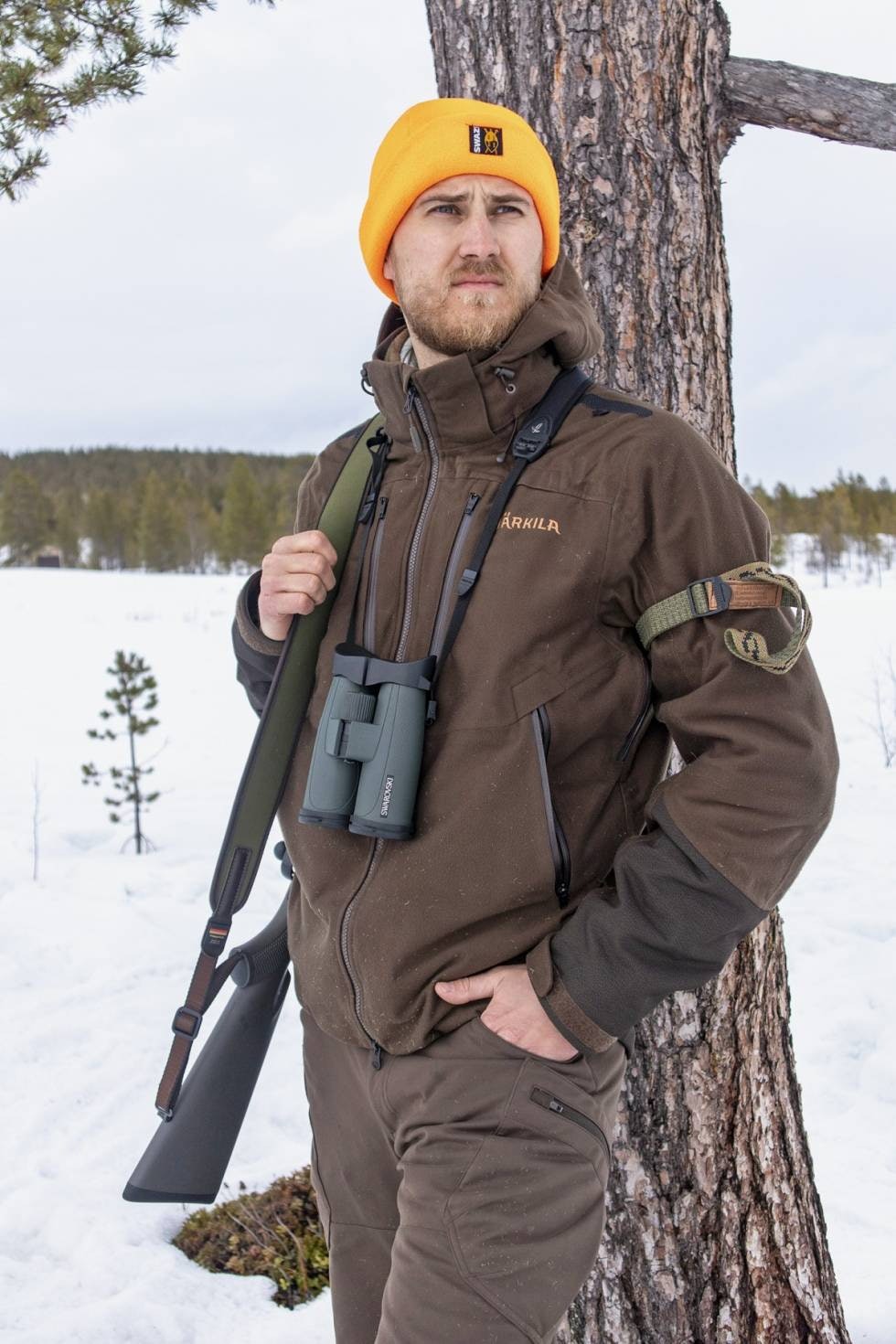 Alltid beredt: Med en riflestropp på armen og en god neoprenreim, har du løst behagelig bæring og mulighet for ekstra støtte under skyting. Dette er en god kombinasjon på jakt. jeger med rifle over skulderen utendørs