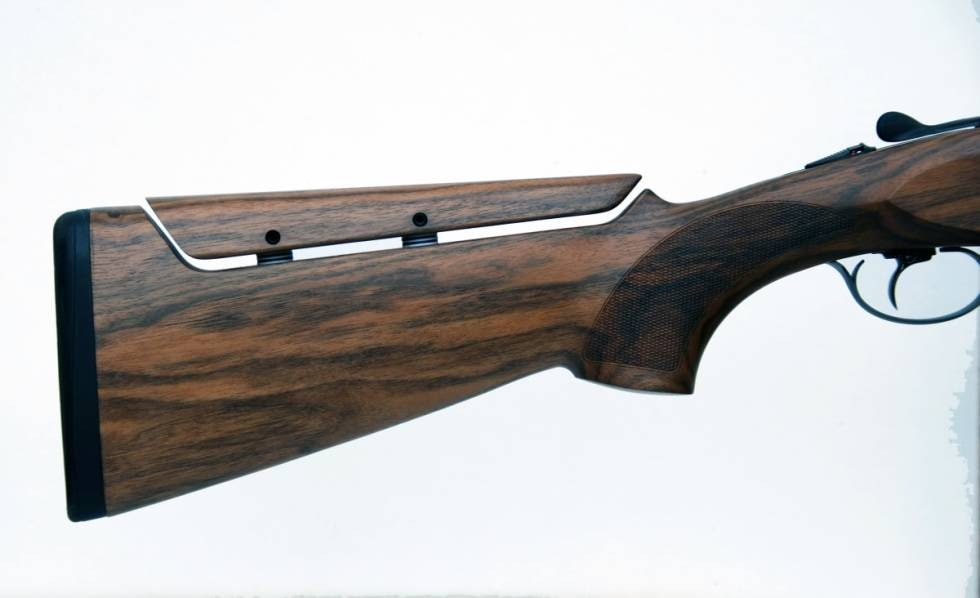 FUNKSJON OG DESIGN: Justerbar kolbekam er godt avrundet og har god bredde for behagelig kinnkontakt. Nærbilde av kolbe med justerbar kolbekam på Beretta 692 Black B-fast Sporting RH