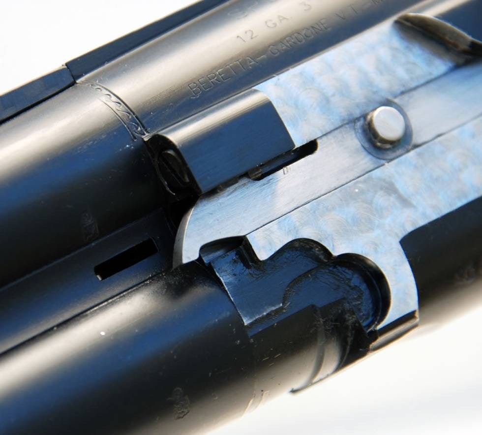 EJEKTOR - EKSTRAKTOR: Her ser du den ene av de sidestilte stabiliseringsklakker som ligger an mot låskassas frontparti. Nærbilde av sidestilte stabiliseringsklakker på Beretta 692 B-fast sporting