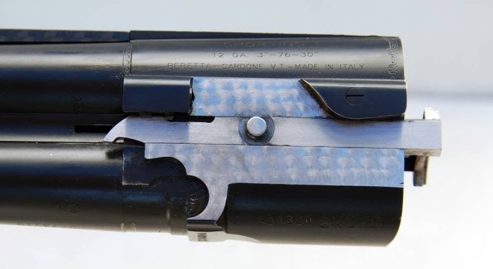 Nærbilde av hengselsbolten på sportinghagla Beretta 692 B-fast