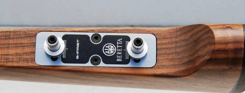 FALL OG CAST: B-Fast er betegnelsen Beretta for sitt system for justering av kolbekammen, piper og kolbe. Nærbilde av b-fast systemet på Beretta 692