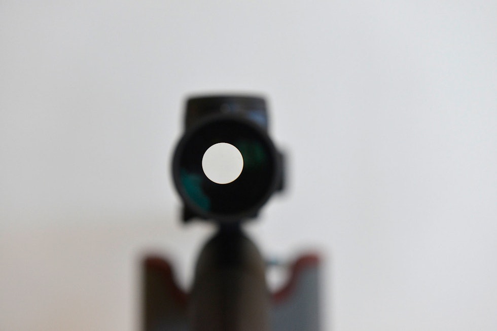 UTGANGSPUPILL II: Leica Magnus har den klart største utgangspupillen (12,4 millimeter) av kikkertsiktene. Det betyr mye for hvor lett du finner siktebildet når du hiver opp haglen. Test-av-haglesikter-4