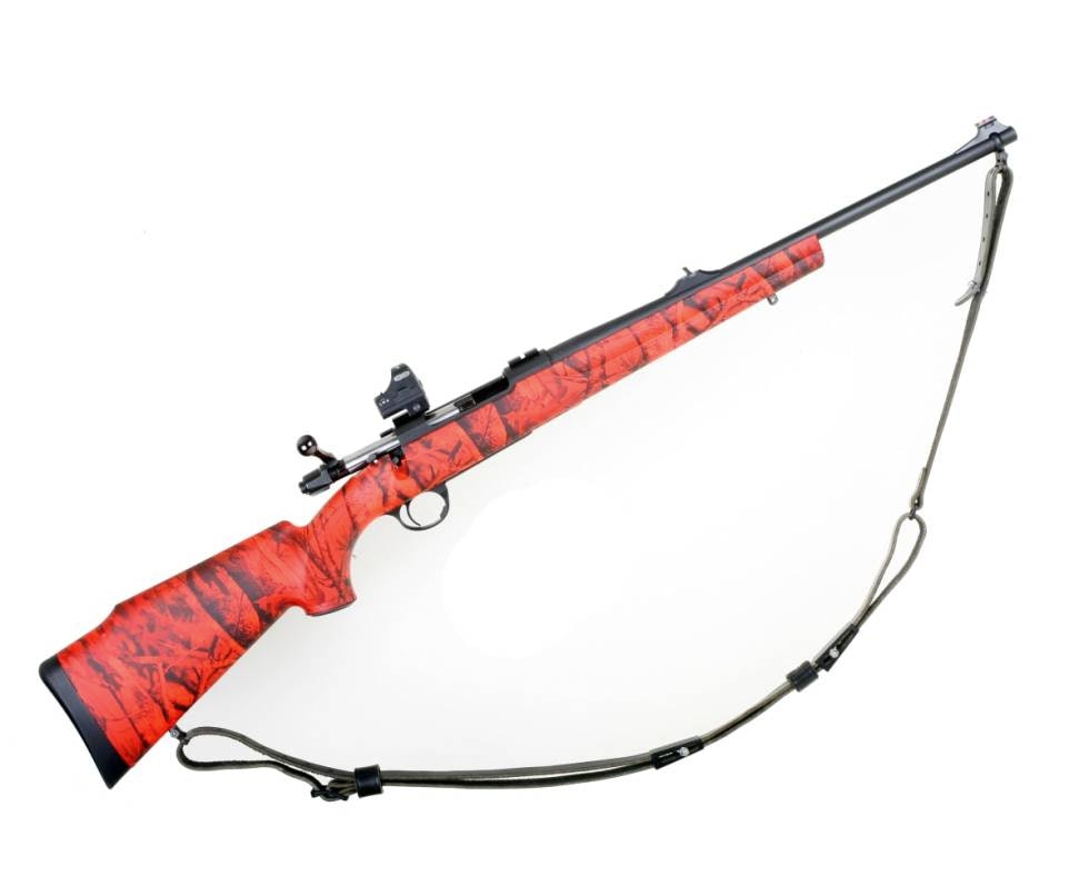 Sabatti Traqueur rifle med reim sett fra siden på hvit bakgrunn