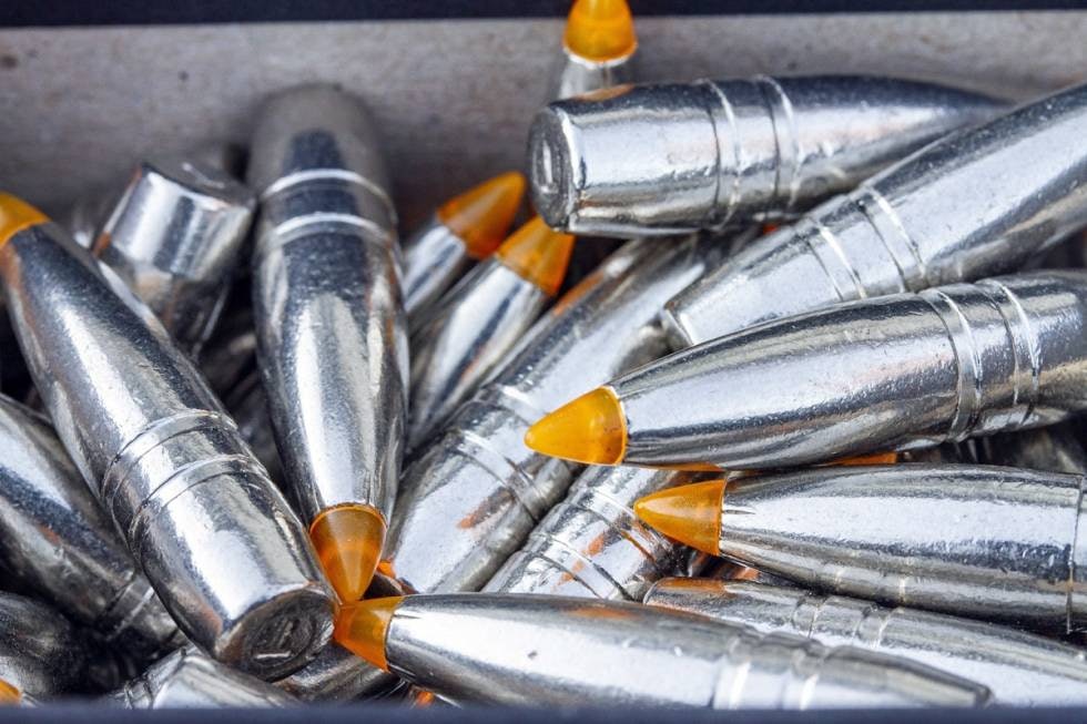 Gledelig endring: Vinterens forskriftsendring gjør at du nå kan bruke lette kobberkuler helt ned i 120 grains på storvilt. Riflekuler med plasttupp i en boks