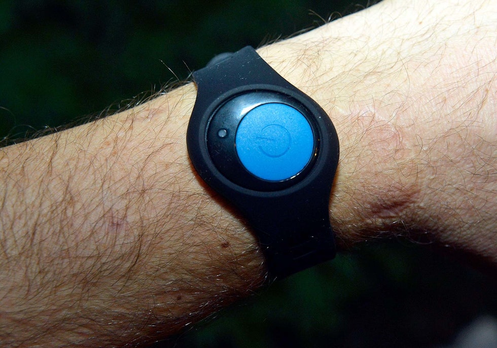BLÅTANN: Olight har fjernkontroll som kan plasseres på armen eller henges på sekken. test-av-hodelykter-4