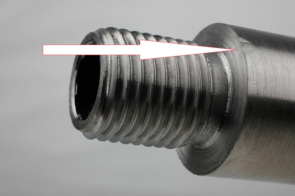 UBOTELIG SKADE: En bulk eller annen skade på denne flaten må du få børsemakeren til å stelle pent med. Denne ubetydelige bulken (se pila) ga en hel millimeter kast ved dempermunningen. Patronverksted-lyddemper-6