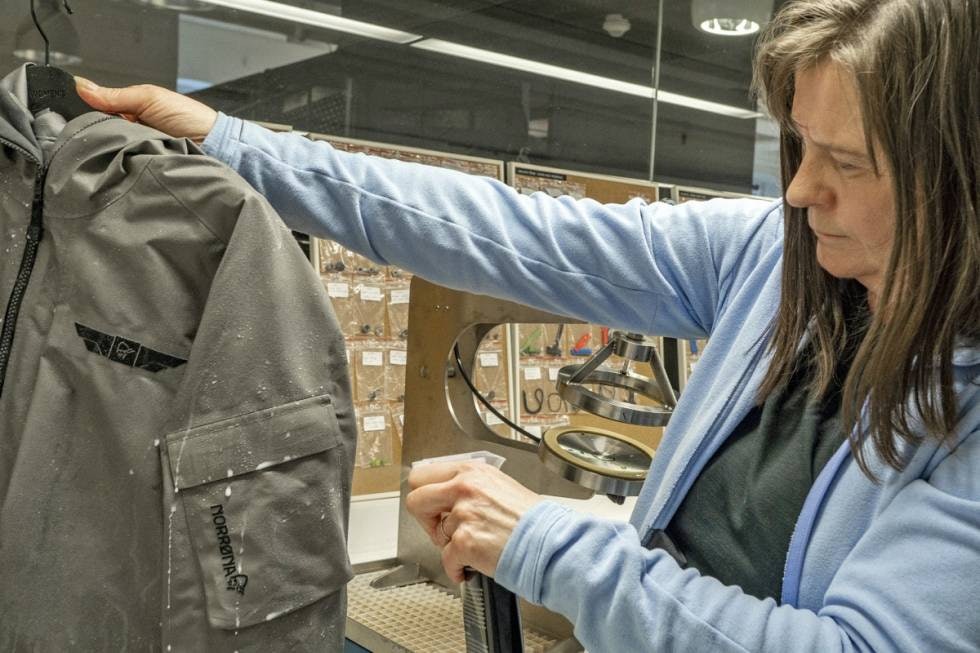 Saus inn godt: Bruk rikelig med sprayimpregnering til å sause inn stoffet. Saus inn godt: Bruk rikelig med sprayimpregnering til å sause inn stoffet.