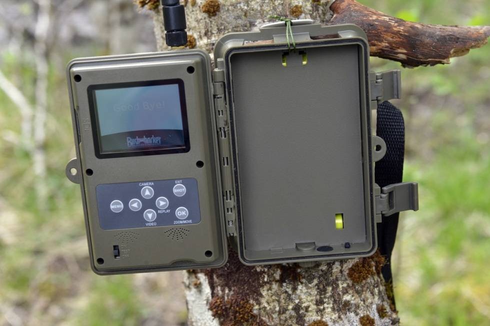 BEST BETJENING: Bushwhacker har oversiktlige menyer og knapper som er veldig gode å bruke. Batterikassen ved åpen frontdør er beskyttet av et lokk. BEST BETJENING: Bushwhacker har oversiktlige menyer og knapper som er veldig gode å bruke. Batterikassen ved åpen frontdør er beskyttet av et lokk.