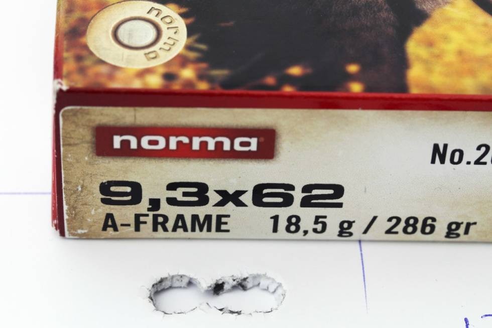 FORANDRE RETNING: Fordi om du skyter med en såpass tung kule, kan du ikke skyte gjennom busker og kratt. Ved treff i kvist kan kulen velte og/eller forandre retning. FORANDRE RETNING: Fordi om du skyter med en såpass tung kule, kan du ikke skyte gjennom busker og kratt. Ved treff i kvist kan kulen velte og/eller forandre retning.