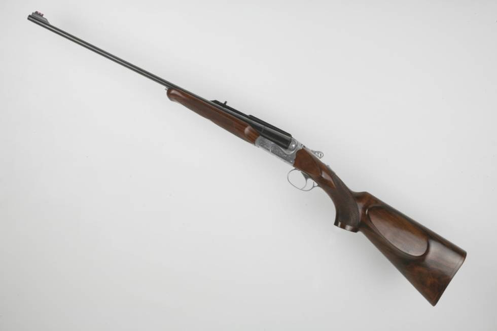 Sabatti Classic rifle sett fra siden på hvit bakgrunn