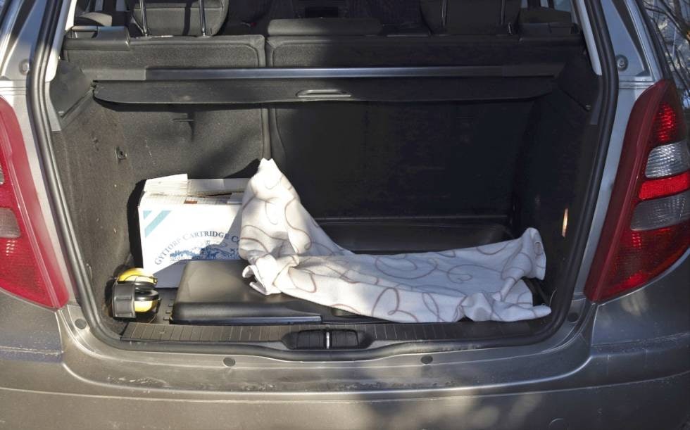 Godt nok skjult: Er bagasjerommet synlig, kan du bruke et pledd for å dekke til våpen og ammunisjon.
