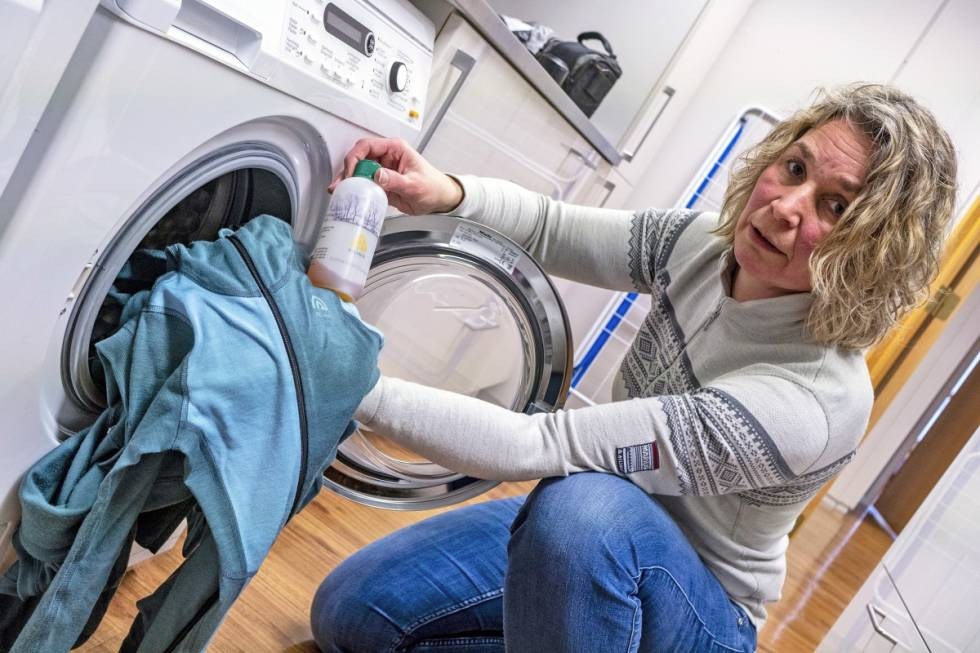 Halvfull: Når du vasker ullundertøy skal du ikke fylle vaskemaskinen for full. Husk å bruke ullvaskemiddel: Vanlig vaskemiddel fjerner ullfettet som ellers holder tøyet mykt, og tøymykner hemmer ullas naturlig fuktopptak. Tekstilekspert viser fram vaskemiddel til vask av ulltøy.