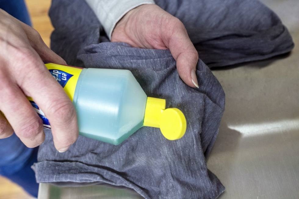 Løser fett: Hva som fungerer best, avhenger av typen flekk, men Zalo eller flekkfjerner pleier gjøre susen. Løser fett: Hva som fungerer best, avhenger av typen flekk, men Zalo eller flekkfjerner pleier gjøre susen.