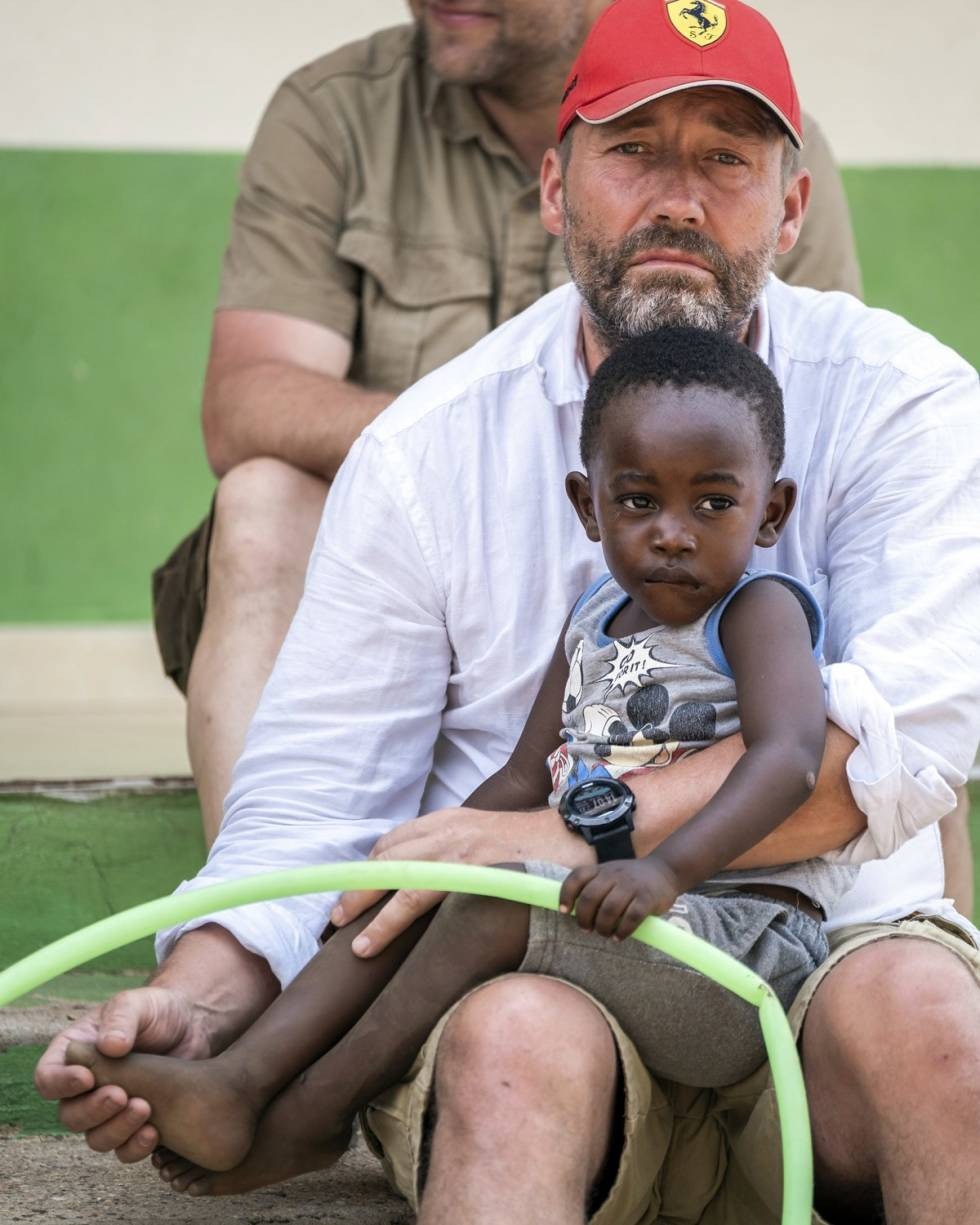 På lag med lokalsamfunnet: Magnus Pedersen har engasjert seg sterkt i at lokalbefolkningen skal nyte godt av jaktressursene hos Great Letaba Safaris.