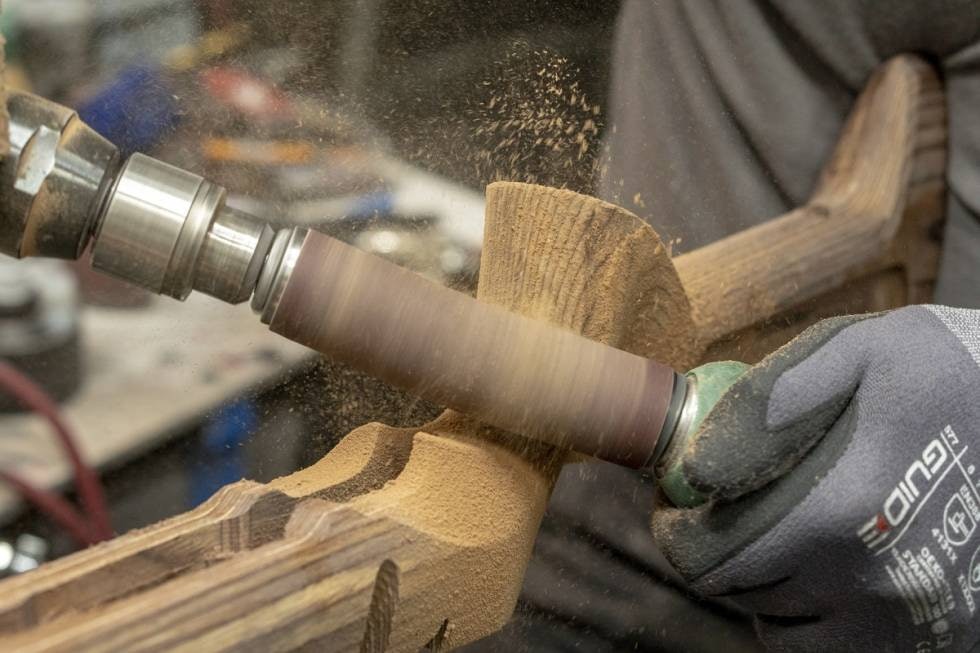 Ulike verktøy: På grunn av mange krinkler og kroker, bruker Kjetil ulike pusseverktøy for å komme til, uten å ødelegge for pipemontering.