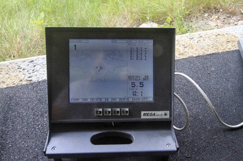 Elektronikken overtar: Elektroniske skiver blir mer og mer vanlig på skytebanene. Det gjør at du kan skyte i ditt eget tempo og se eksakt hvordan kulene treffer. Elektronikken overtar: Elektroniske skiver blir mer og mer vanlig på skytebanene. Det gjør at du kan skyte i ditt eget tempo og se eksakt hvordan kulene treffer.
