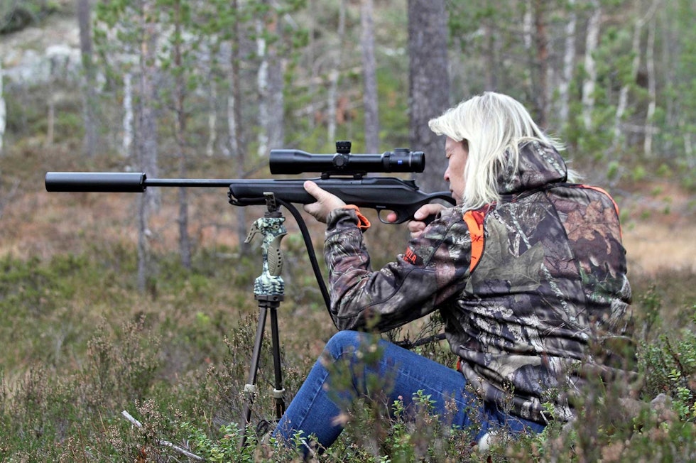 I anlegg: Primos Trigger Stick Bipod brukt i sittende stilling, gir enda bedre støtte hvis du får trepunkts-støtte på begge knærne. Skytestøtter-Rifleskyting-4