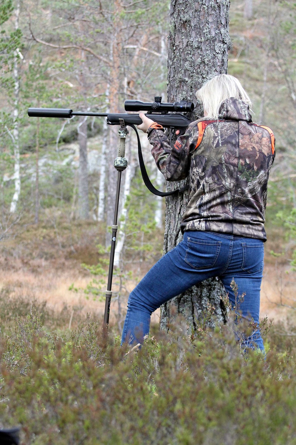 Søk støtte: Med Primos Trigger Stick Monopod i stående stilling, har du mye å hente på å lene deg mot en trestamme. Skytestøtter-Rifleskyting-7