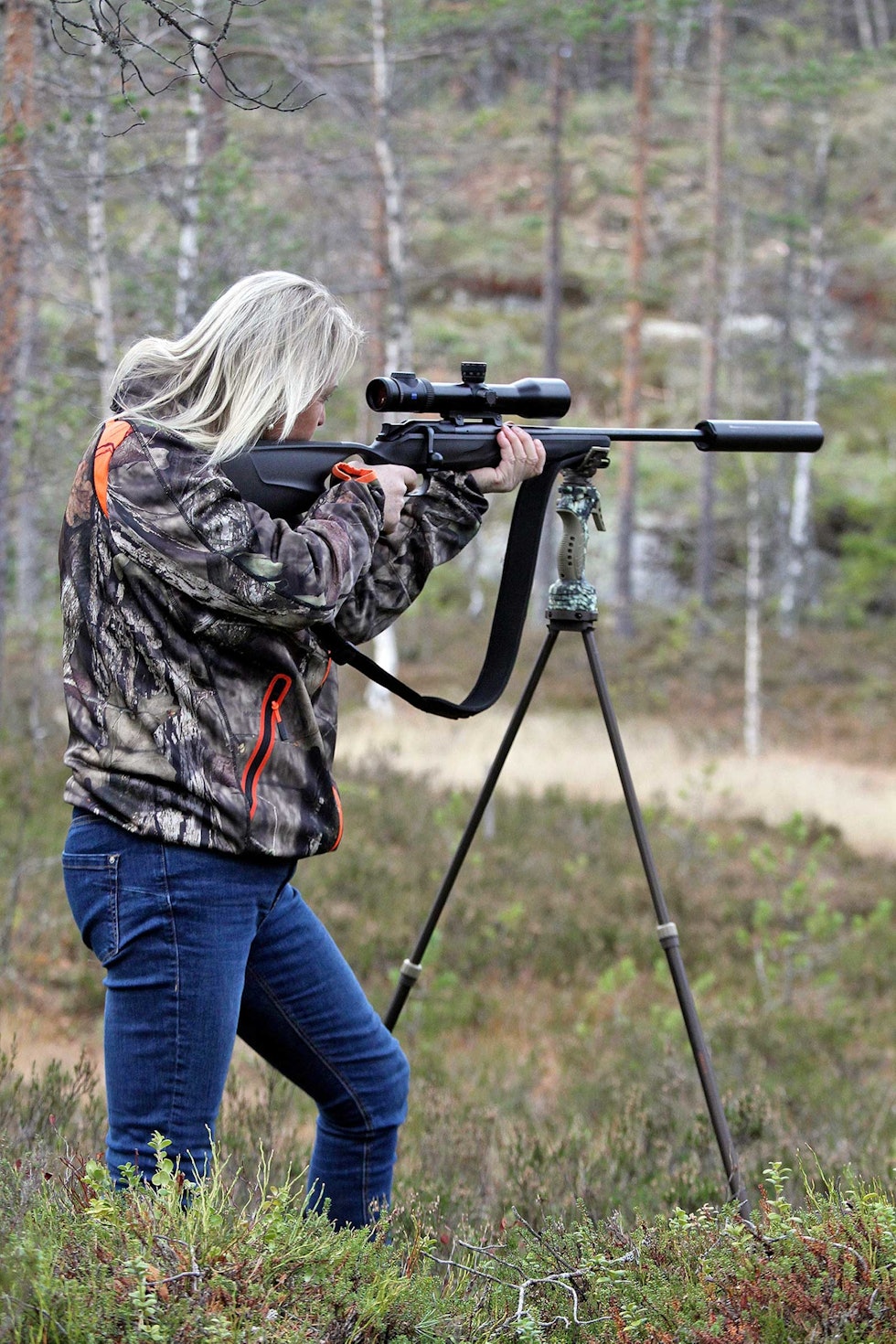 Krever trening: Merk at det ikke er bent fram å skyte stødig med skytestøtter. Her testes Primos Trigger Stick Bipod stående. Skytestøtter-Rifleskyting-9