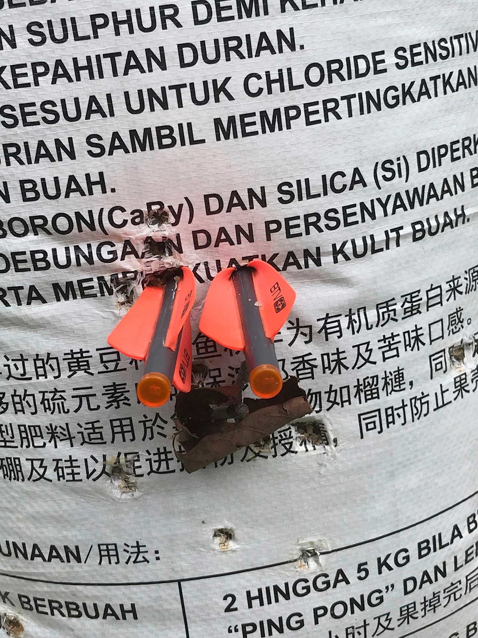 Tid for samling: En gammel rissekk fylt med sand på motsatt side av fiskedammen gjør nytten som innskytingsskive. Villsvinjakt-i-Malaysia-4