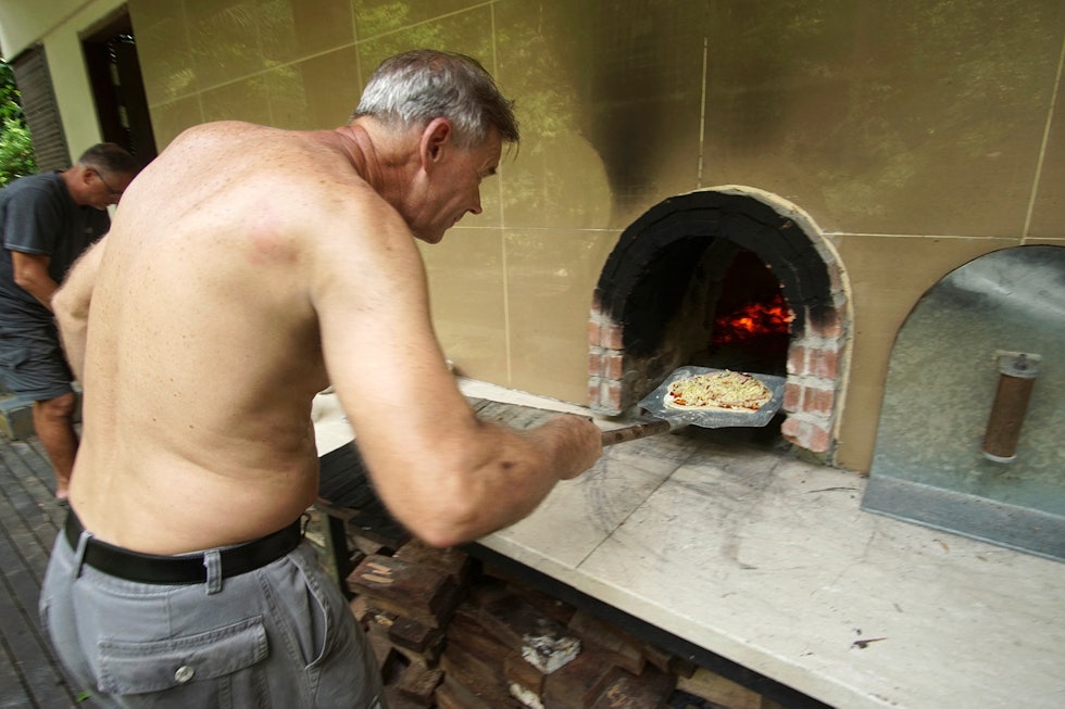 Jungelpizza: Restauranten er bygd oppå pizzaovnen de lagde ved byggestart. Villsvinjakt-i-Malaysia-8