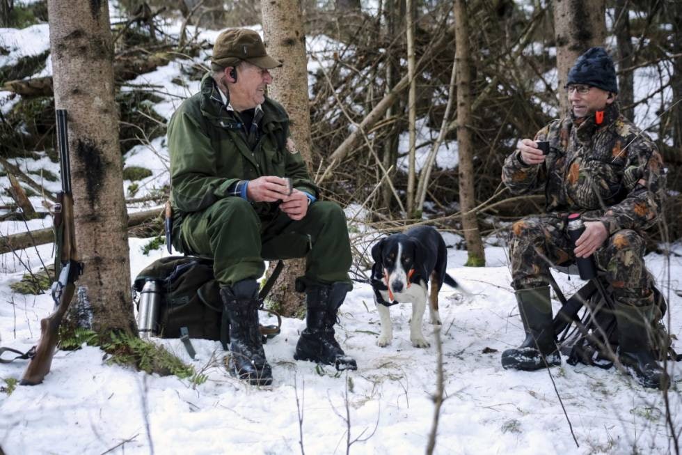 POMEPL OG PILT:Skytter Arnold Evensen og hundeeier Bård Rosenvinge deler en kaffetår over det felte bukkelammet, begge storfornøyd med fin los som endte i fall.
