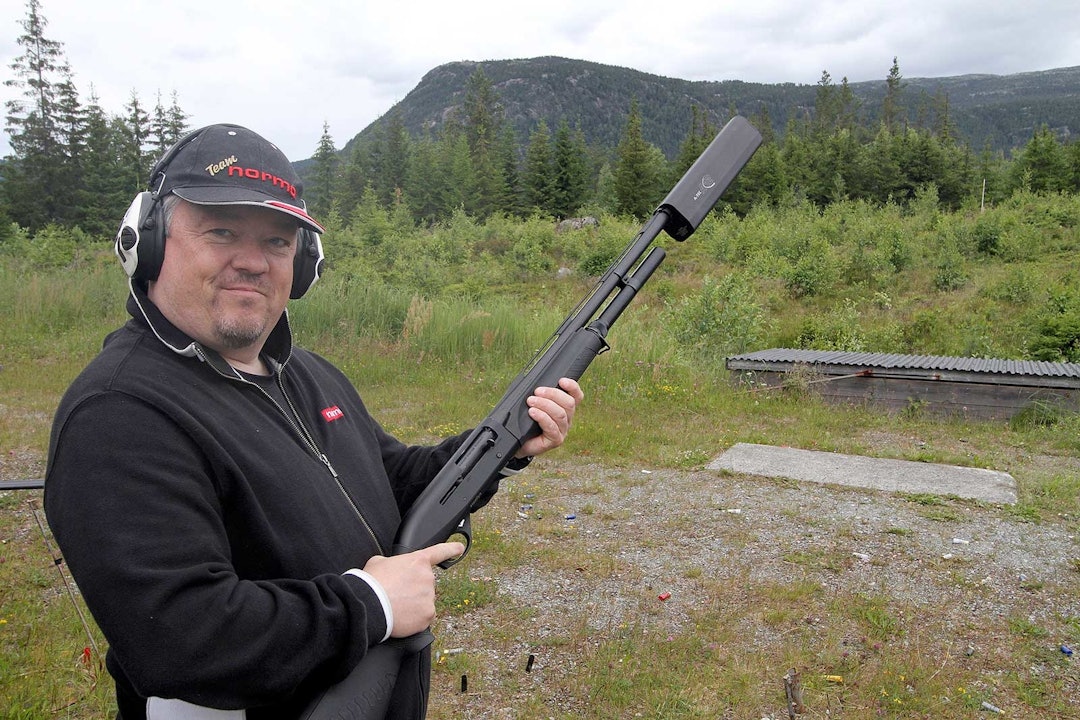 Dobbelt vern: Kai Solli fra Norma med «hørselvern» både på ører og hagle. Skyteseminar-2