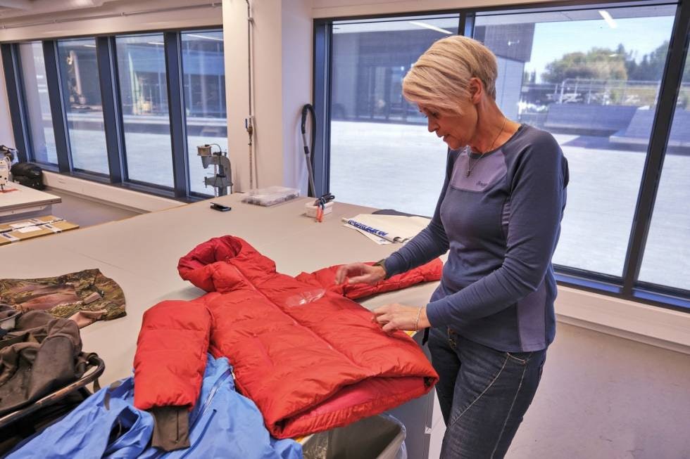 Klar til fiks: Dunjakka har en rift, og dun tyter ut av kanalen. Klar til fiks: Dunjakka har en rift, og dun tyter ut av kanalen.