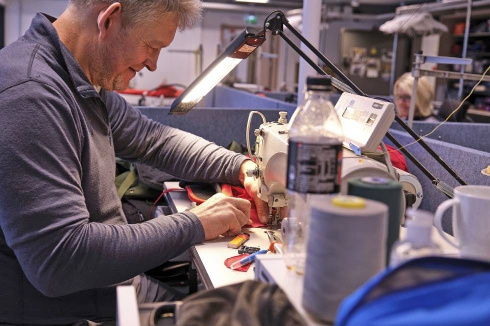 Flittige skreddere: Bjørn-Arthur Johannessen har jobbet på Bergans i snart en mannsalder. Han og kollegene på systua reparerer 15–20 friluftsprodukter hver dag.