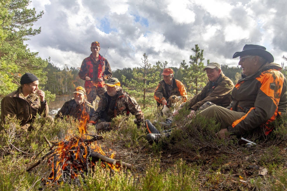 Samles rundt bålet: Optikerlaget på jakt sammen med Jan Brekke. Kris Holgersen (f.v), Holger Holgersen, Jan Aage Brekke, Jan Brekke, Gunnar Grønnerød med Trixi, Per Kristian Mortensen og Per Kapstad.