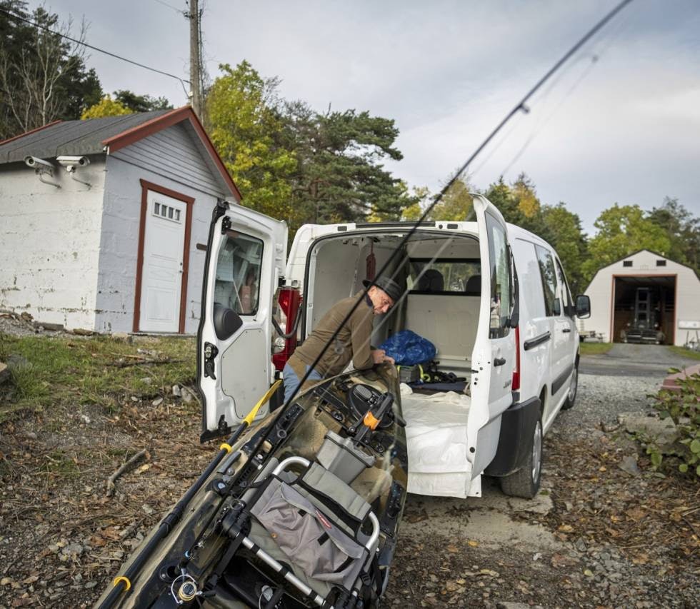 Trygg frakt: Jonny lemper hele kajakken i kassebilen. Merk presenningen under, som skåner bilen mest mulig mot saltvann.