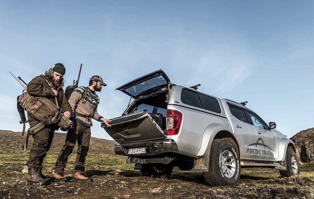 KLARE FOR JAKT: Etter å ha krysset flere elver og humpet avgårde i en drøy time fra der vi så dyrene først, var vi ca 2 km i luftlinje fra der flokken sto. Her tok vi beina fatt, men turen ble likevel lang. Vi krysset flere bratte morenerygger, steinrøyser og enda et par små elver før vi kunne begynne å smyge. Villreinjakt-Island-3
