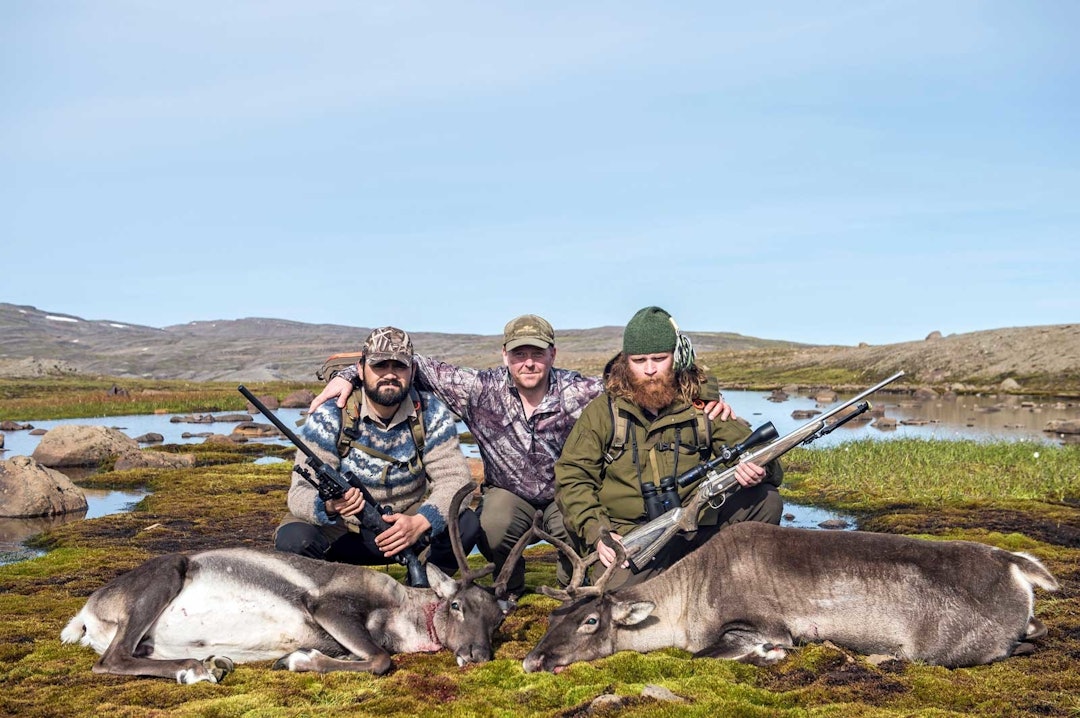FORNØYD: Fangst og jegere foreviges. Robert Cabrera, guiden Jónas Bjarki Björnsson og Gunnar Gudmundsson var veldig fornøyde med effektiv jakt. Særlig Robert hadde høy puls og var skjelven lenge etterpå. Dette var nemlig hans første vilt skutt med rifle. Villreinjakt-Island-6