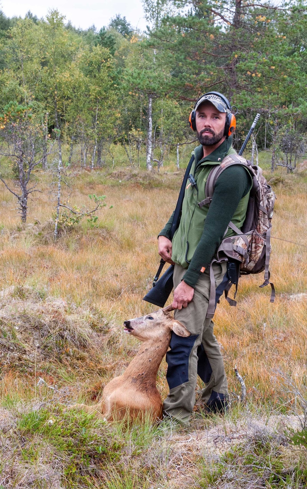 Fint fall: Det femte dyret som ble felt i kveldsdrevet, var rådyrbukken som Thomas skjøt. Storviltjakt-Nordmøre-11