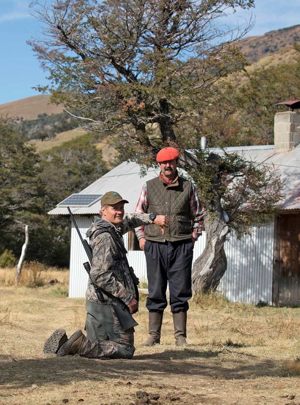 Nedturen: Da Mark kom tilbake til campen etter å ha bomma på drømmehjorten, falt han skuffet på kne foran «gaucho’en» Jusgo Jones. Hjortejakt-i-Argentina-Patagonia-5